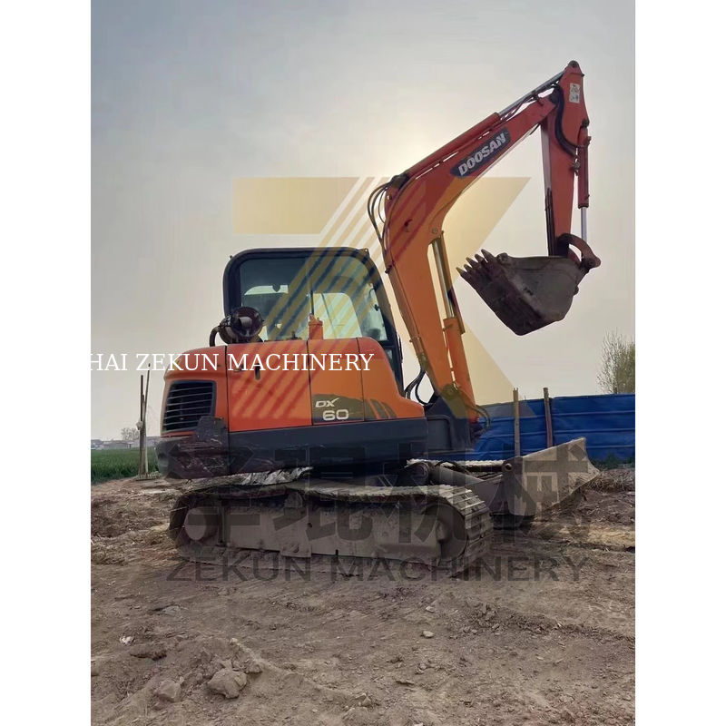 ২০১৫ সালের ব্যবহৃত ডুসান ডিএইচ৬০-৭ এক্সক্যাভারেটর ভালো অবস্থায় আছে, মেশিনের ওজন ৫৫০০ কেজি