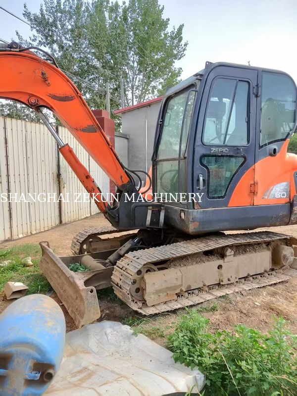 ২০১৩ সালের ডুসান ডিএক্স৬০ খননকারী, হাইড্রোলিক চাপ ২৭.৫ এমপিএ এবং সর্বোচ্চ খনন উচ্চতা ৮০০ মিমি